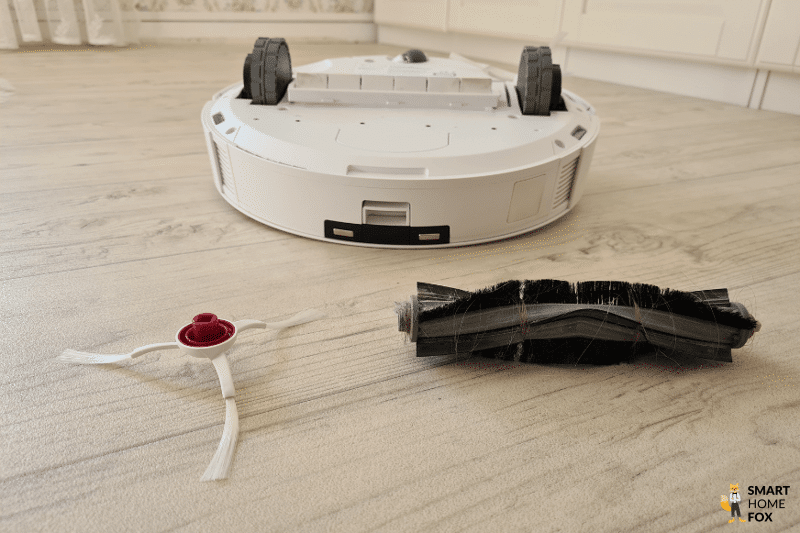 Die Seitenbürste und die Hauptbürste des ECOVACS DEEBOT T10 liegen auf dem Boden nebeneinander